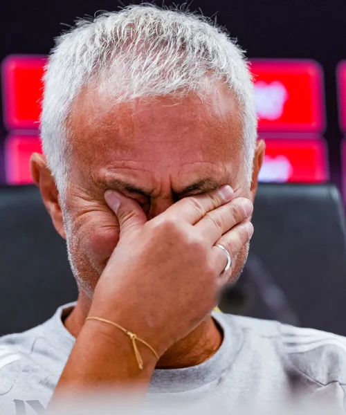 Mourinho scoppia in lacrime in conferenza stampa: foto