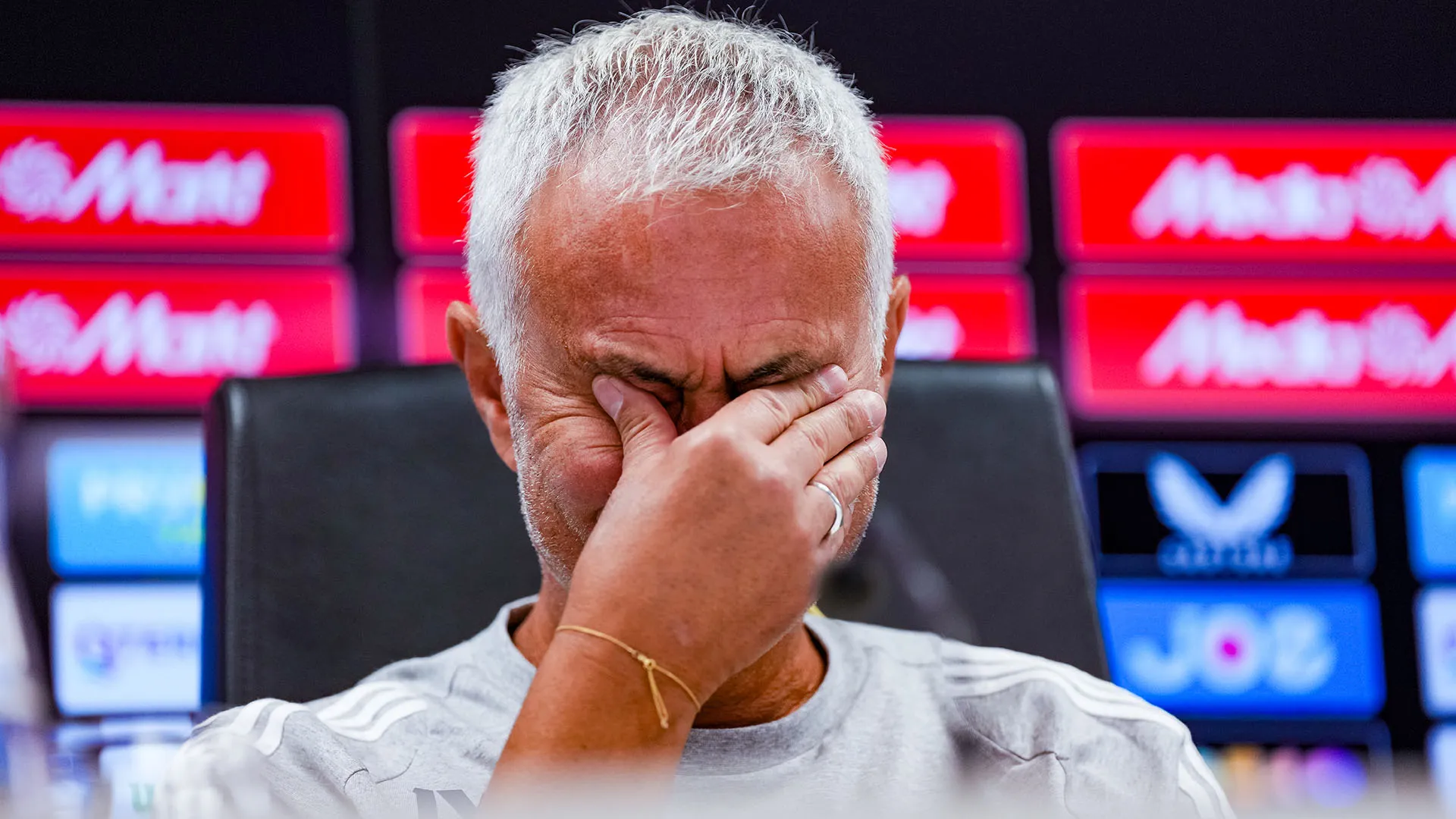 Mourinho scoppia in lacrime in conferenza stampa: le immagini