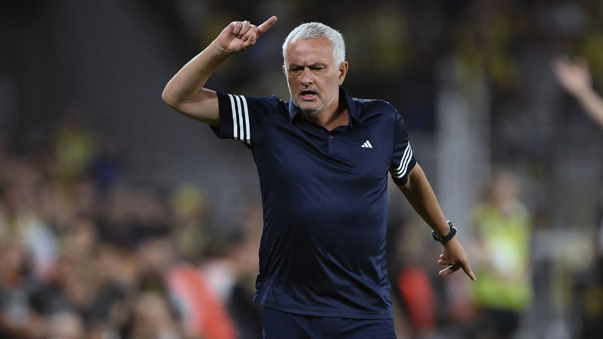 José Mourinho, ci risiamo: subito castigato dall’arbitro. Le foto