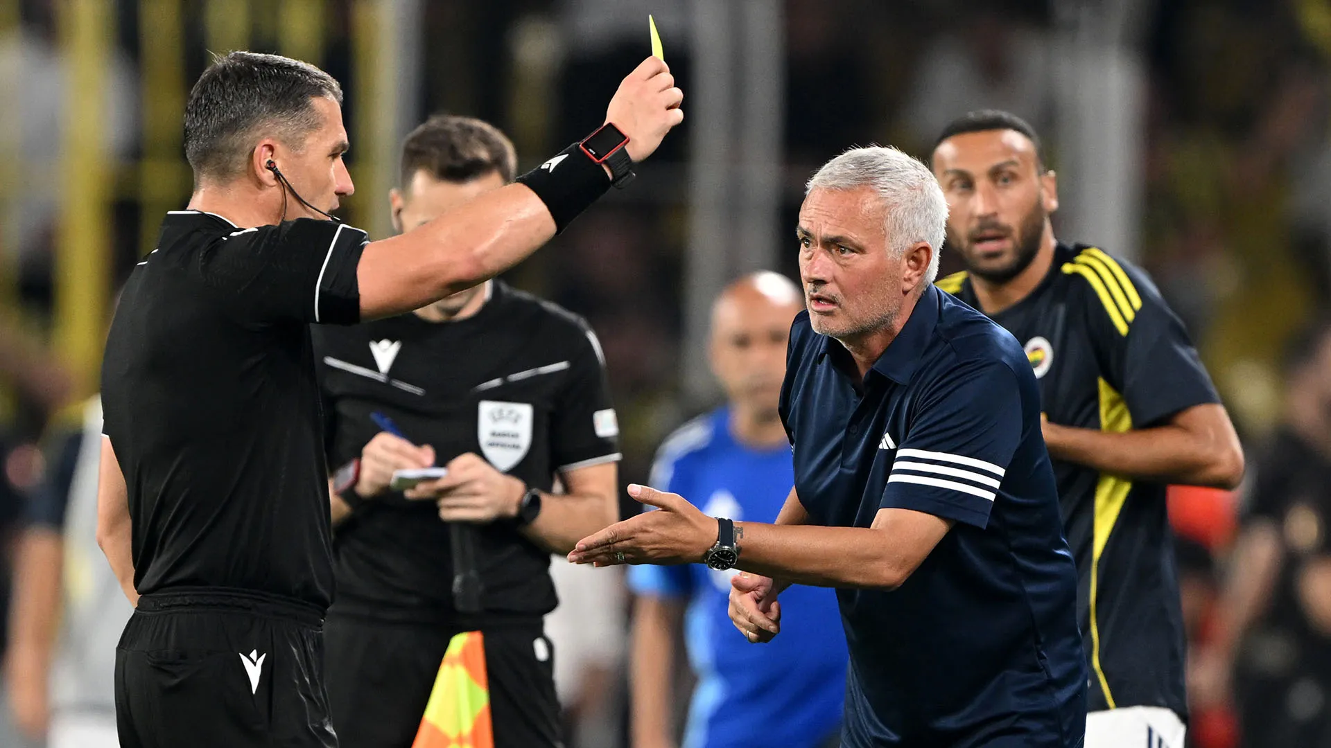 Alla fine il direttore di gara si è stufato e ha ammonito Mourinho
