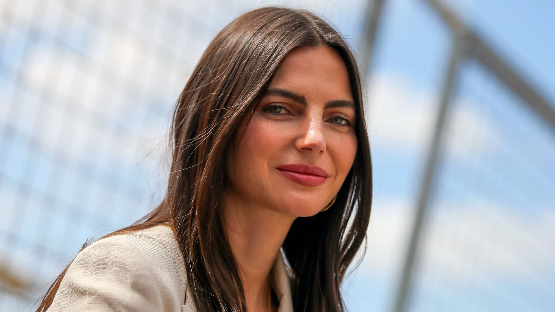 La coppia vive insieme con i bambini e quattro animali domestici, tre gatti e un cagnolino
