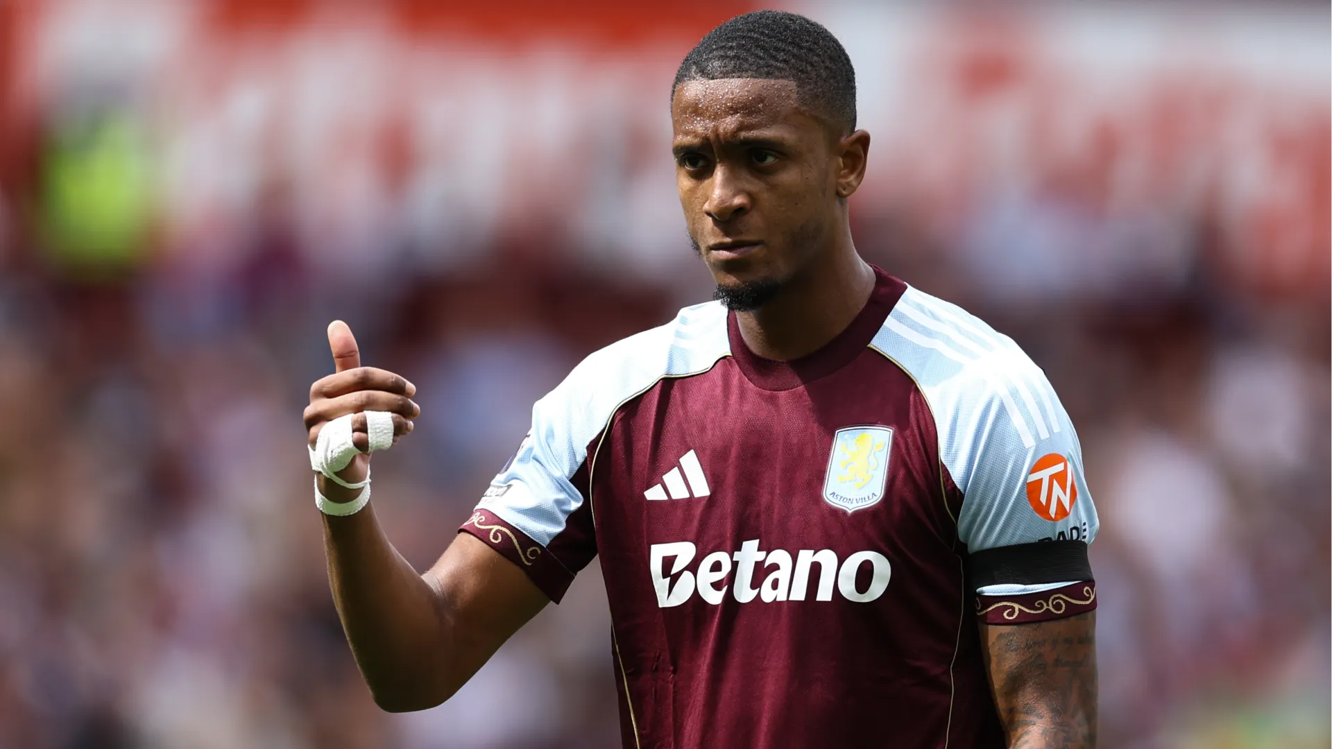 Esordio stagionale pessimo per il difensore dell'Aston Villa
