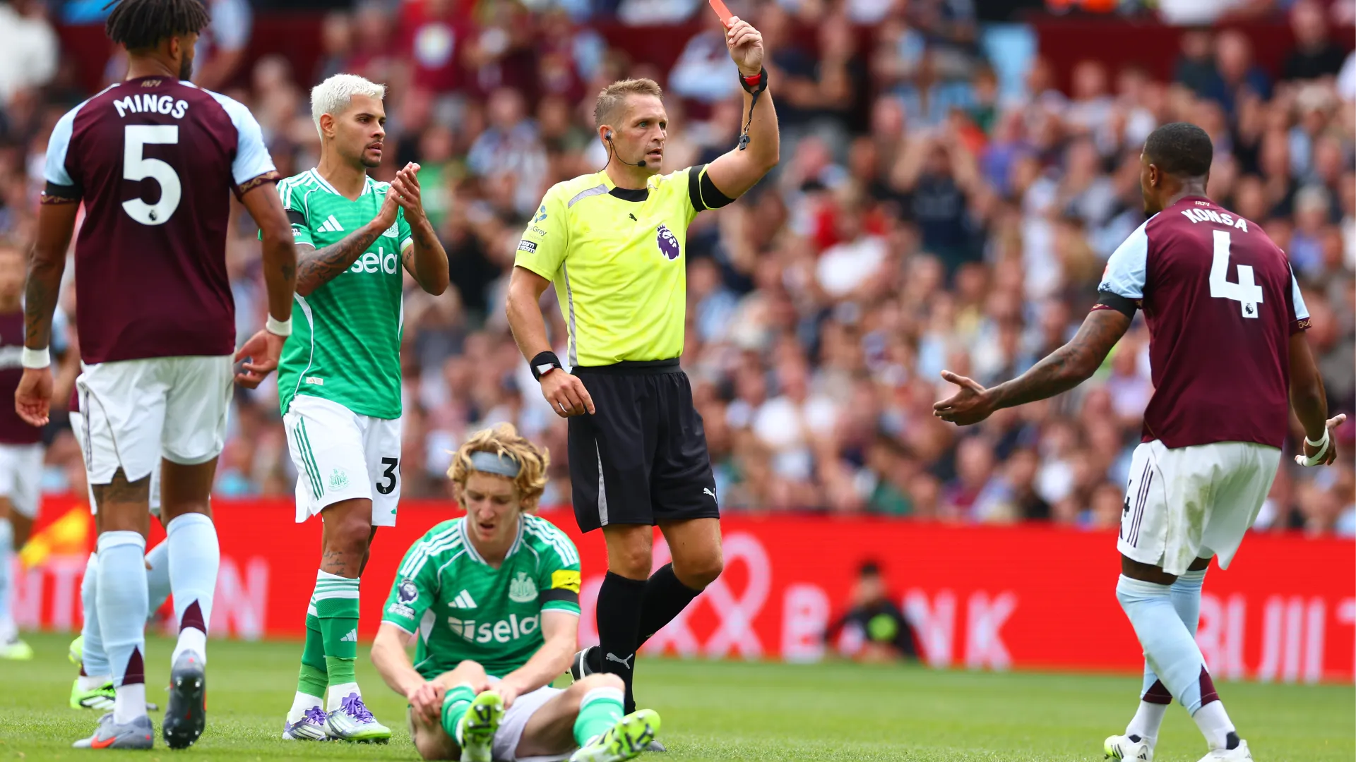 Espulsione diretta: l'Aston Villa ha giocato in inferiorità numerica per quasi mezz'ora

