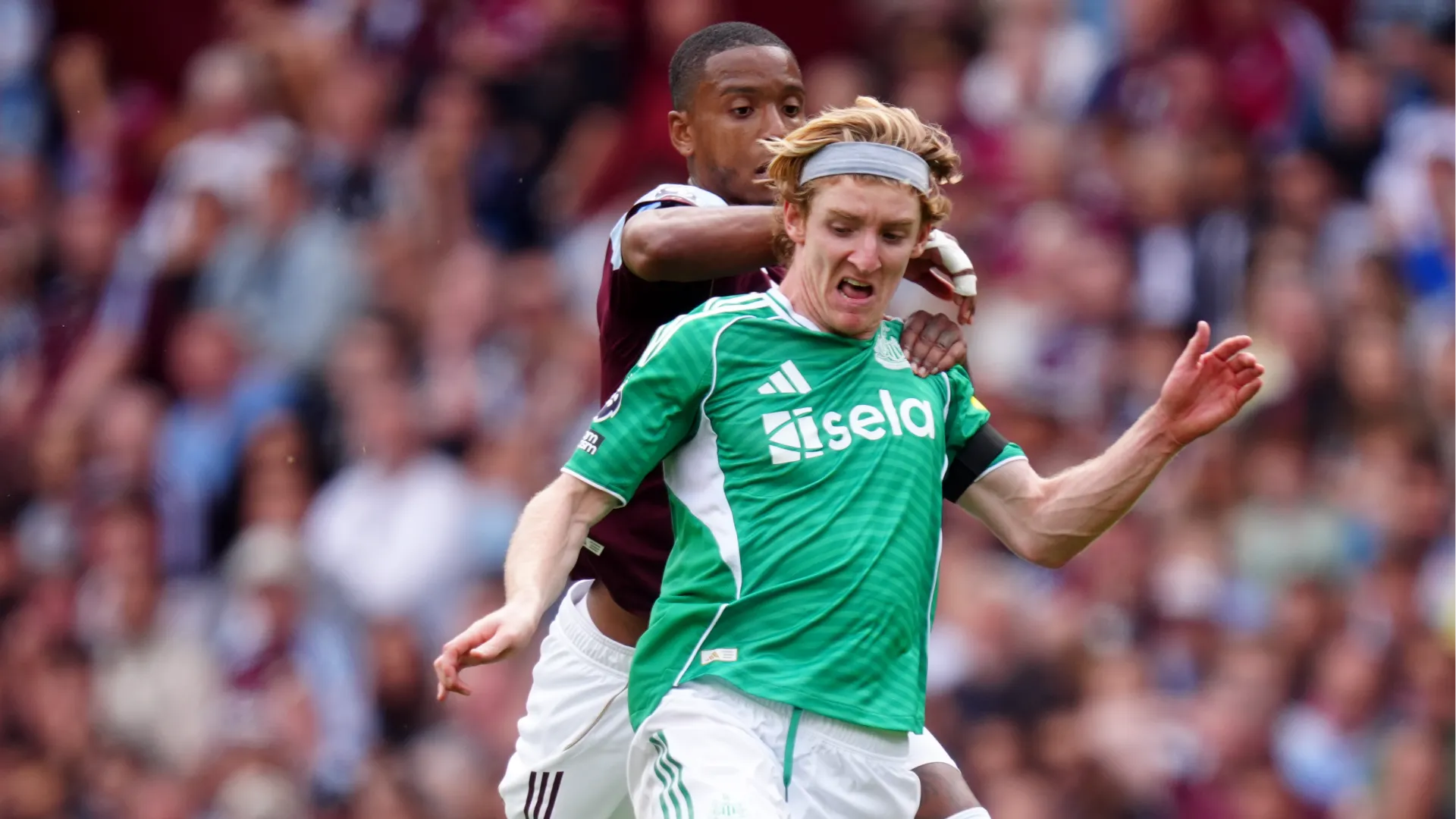 Chiarissimo il fallo del difensore dell'Aston Villa
