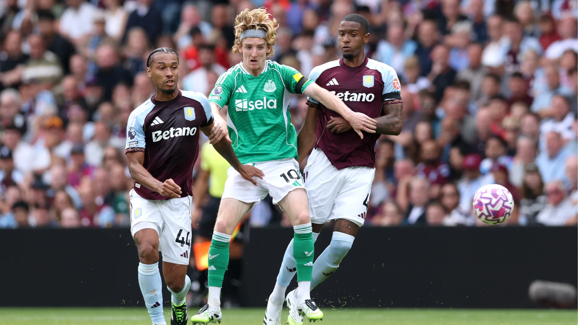 Anthony Gordon stava per involarsi verso la porta dell'Aston Villa...
