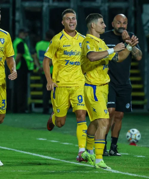 Serie B: bene Frosinone e Venezia, colpo Carrarese a La Spezia