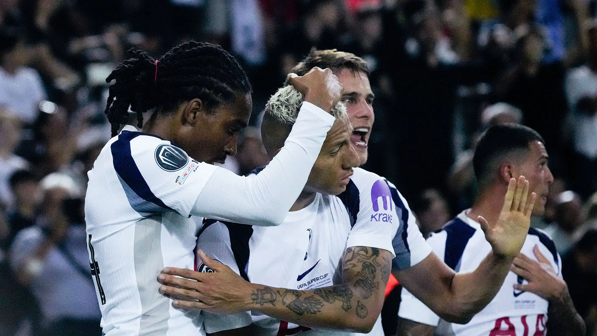 Oggi i due sono compagni di squadra al Tottenham ma il ricordo della rissa è ancora vivo...