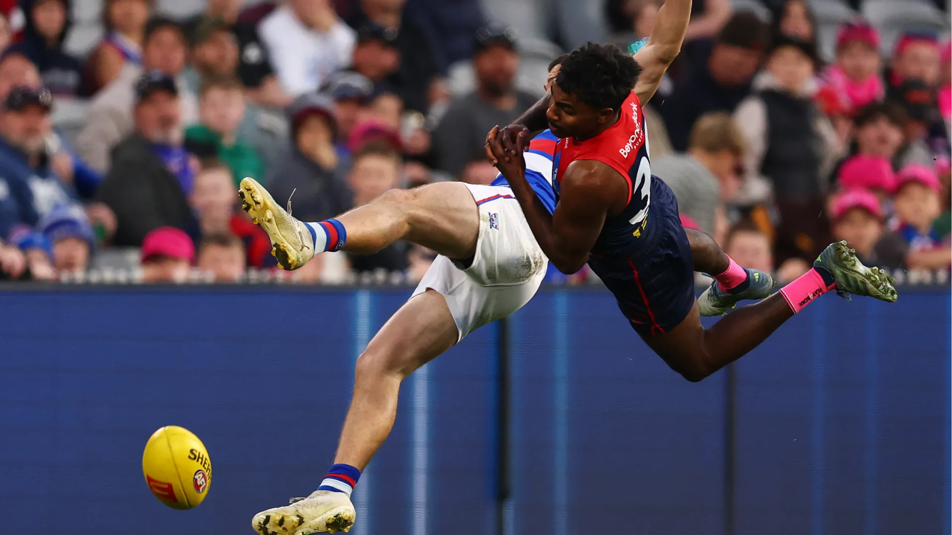 Bruttissima la caduta di Laitham Vandermeer durante la sfida tra Melbourne e Western Bulldogs

