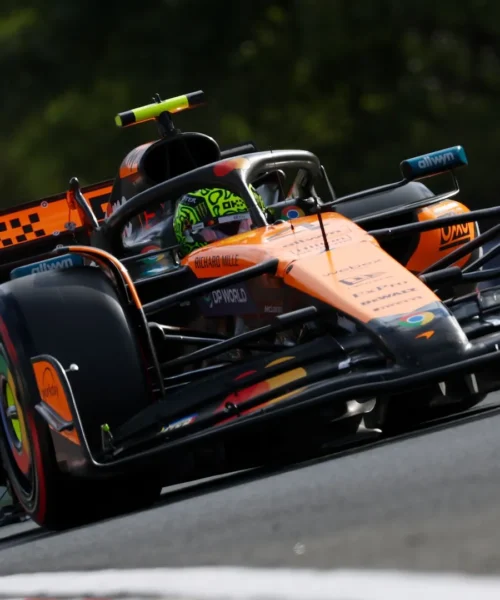 Le McLaren davanti alla Ferrari di Leclerc anche nelle seconde libere, torna in pista Alonso