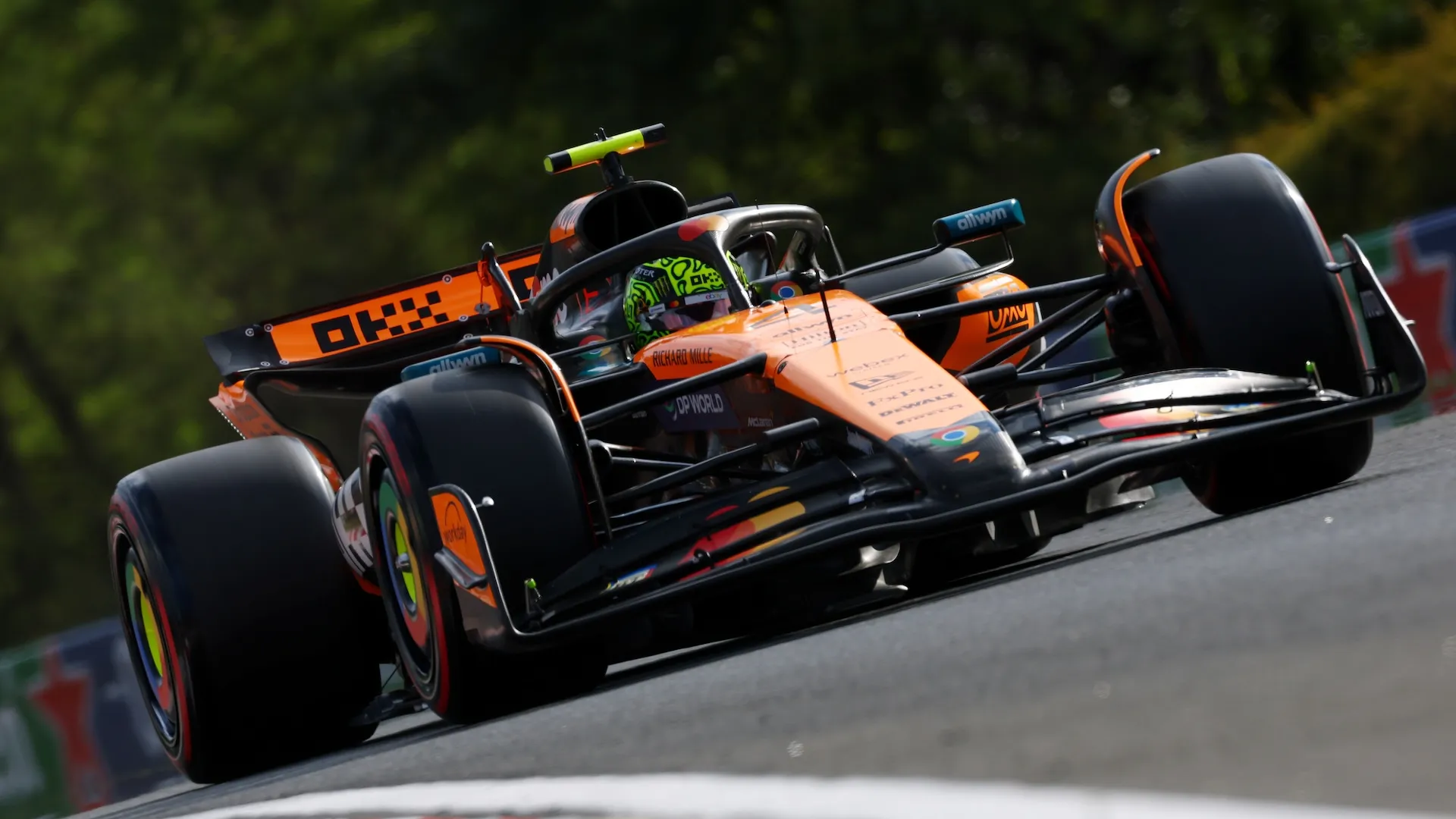 Le McLaren davanti alla Ferrari di Leclerc anche nelle seconde libere, torna in pista Alonso