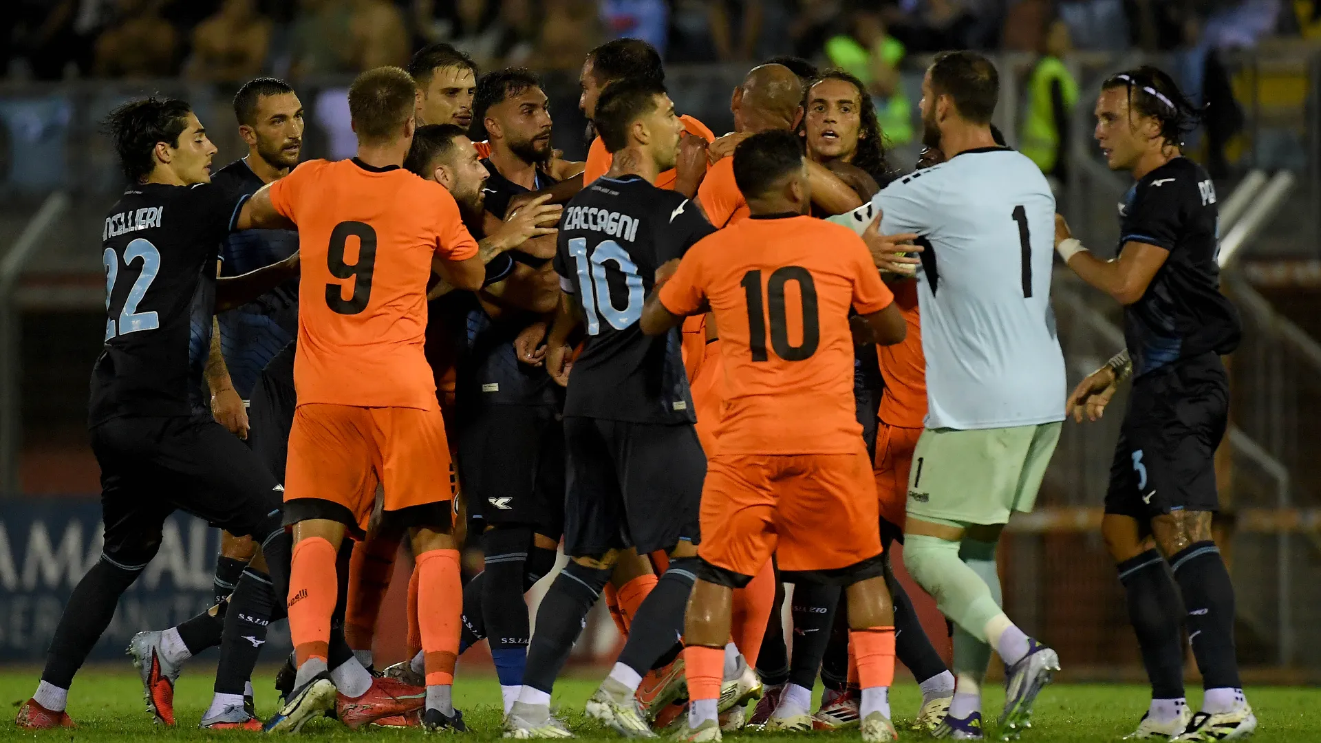 Un contrasto di Guendouzi ha scatenato l'ira dei calciatori dell'Atromitos 
