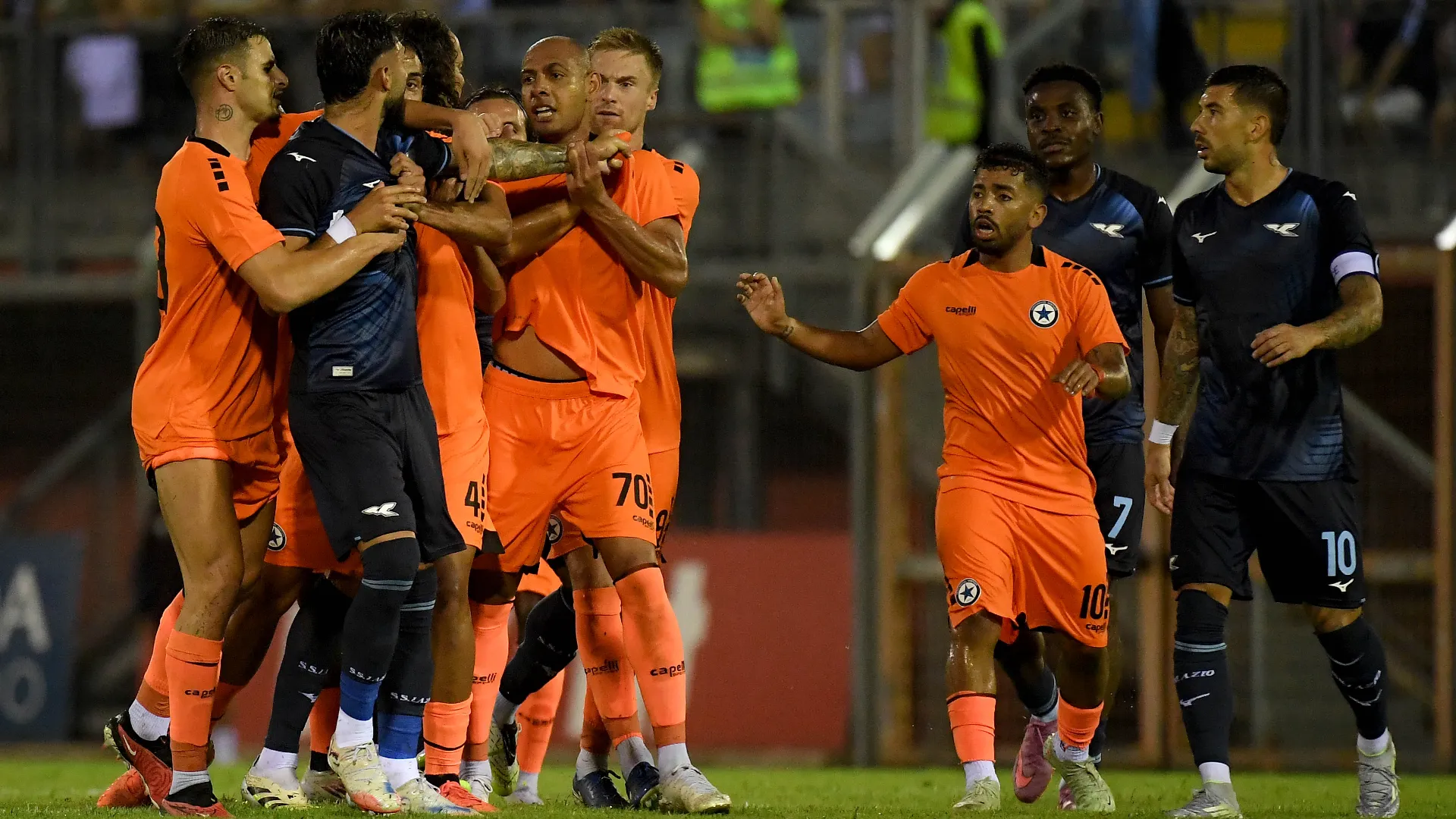 L'arbitro ha faticato a riportare l'ordine in campo