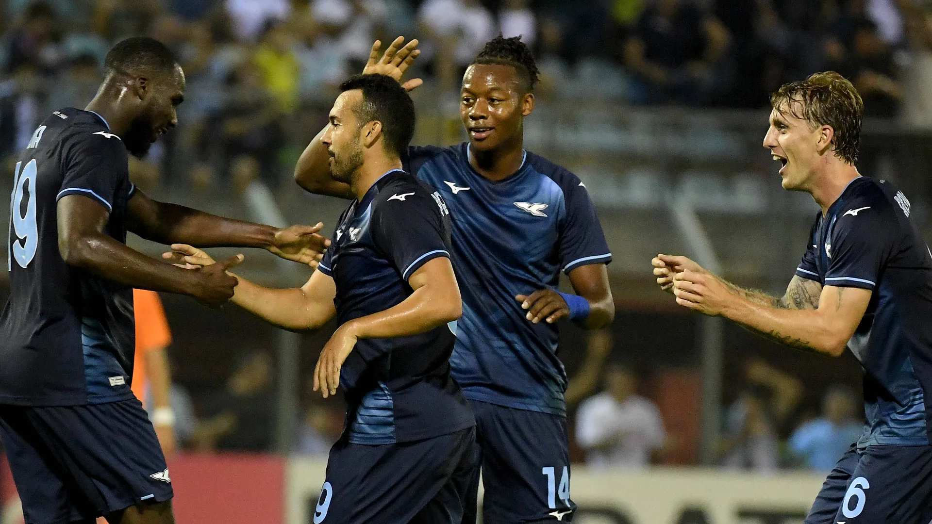 Nonostante l'inferiorità numerica, la Lazio ha vinto 2-0