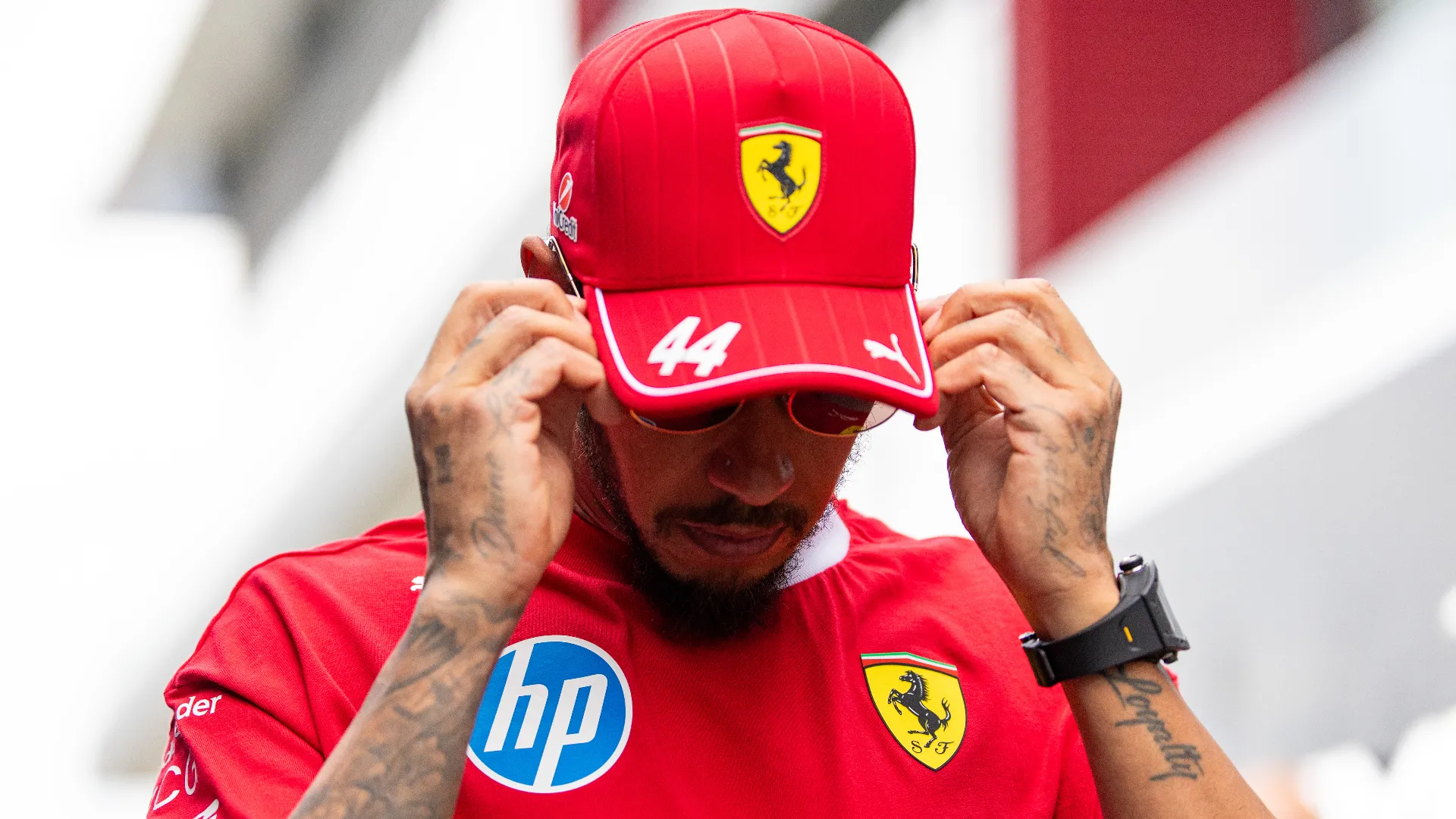 Lewis Hamilton nella bufera: una leggenda della F1 gli chiede di ritirarsi subito. Foto