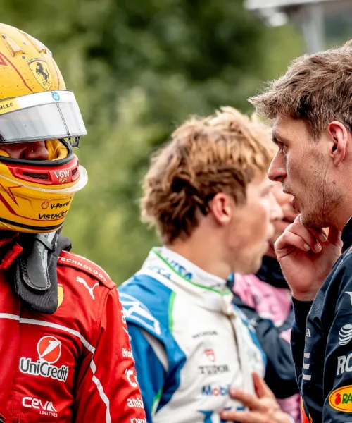 Lewis Hamilton in crisi: Max Verstappen è spietato con lui. Le foto