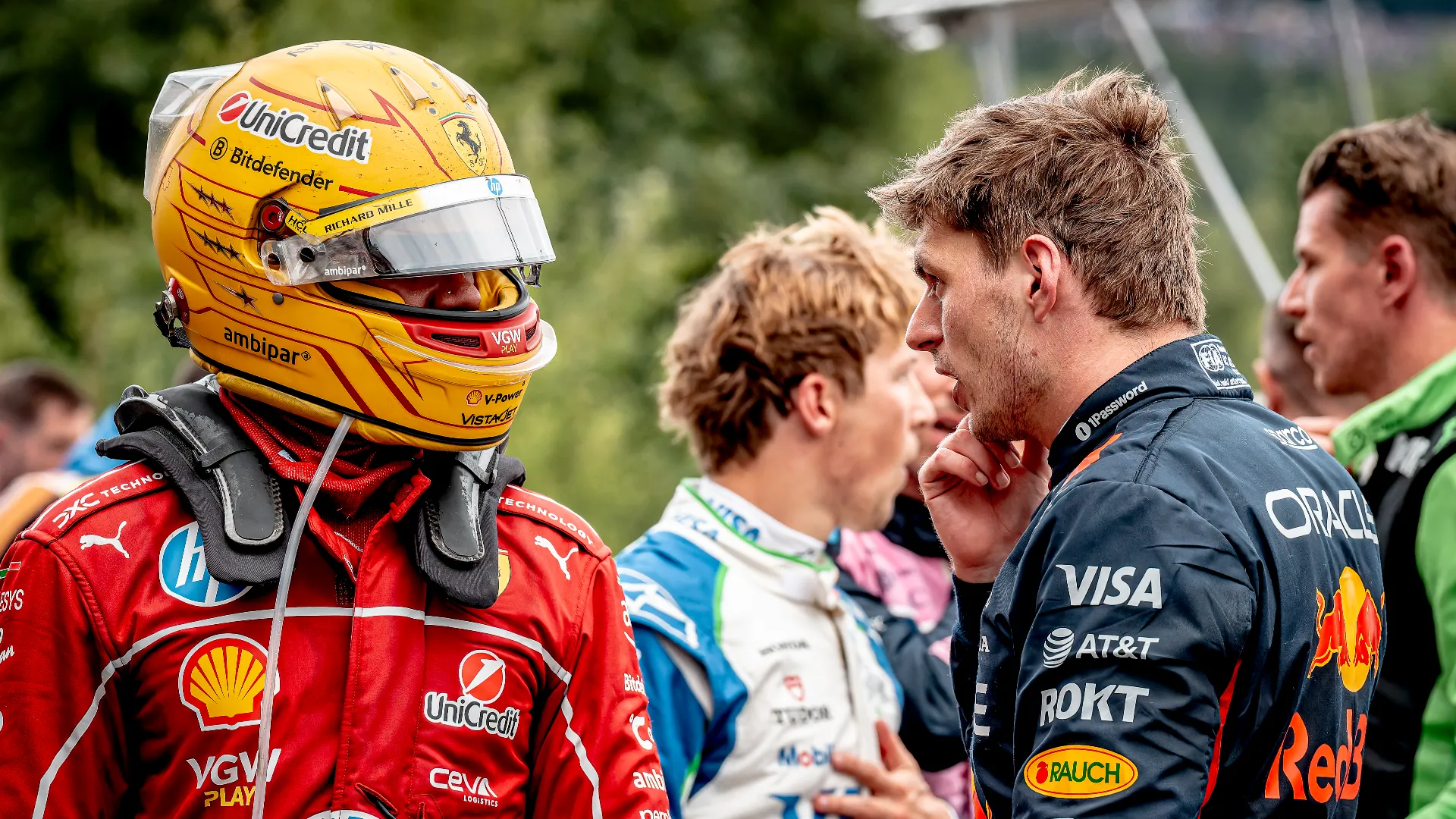 Lewis Hamilton in crisi: Max Verstappen è spietato con lui. Le foto