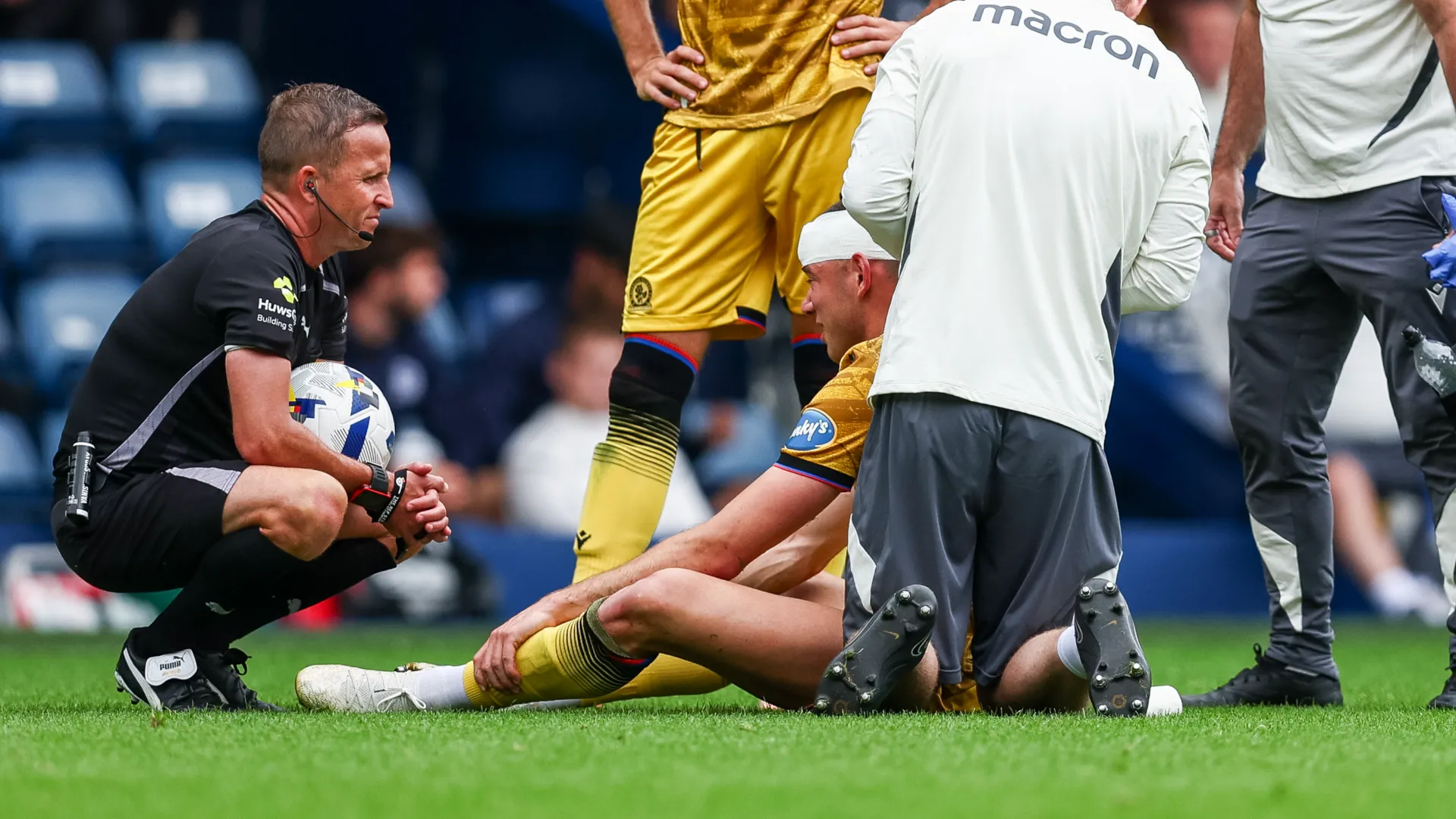 Lo staff medico, richiamato dall'arbitro, ha fatto il suo ingresso in campo
