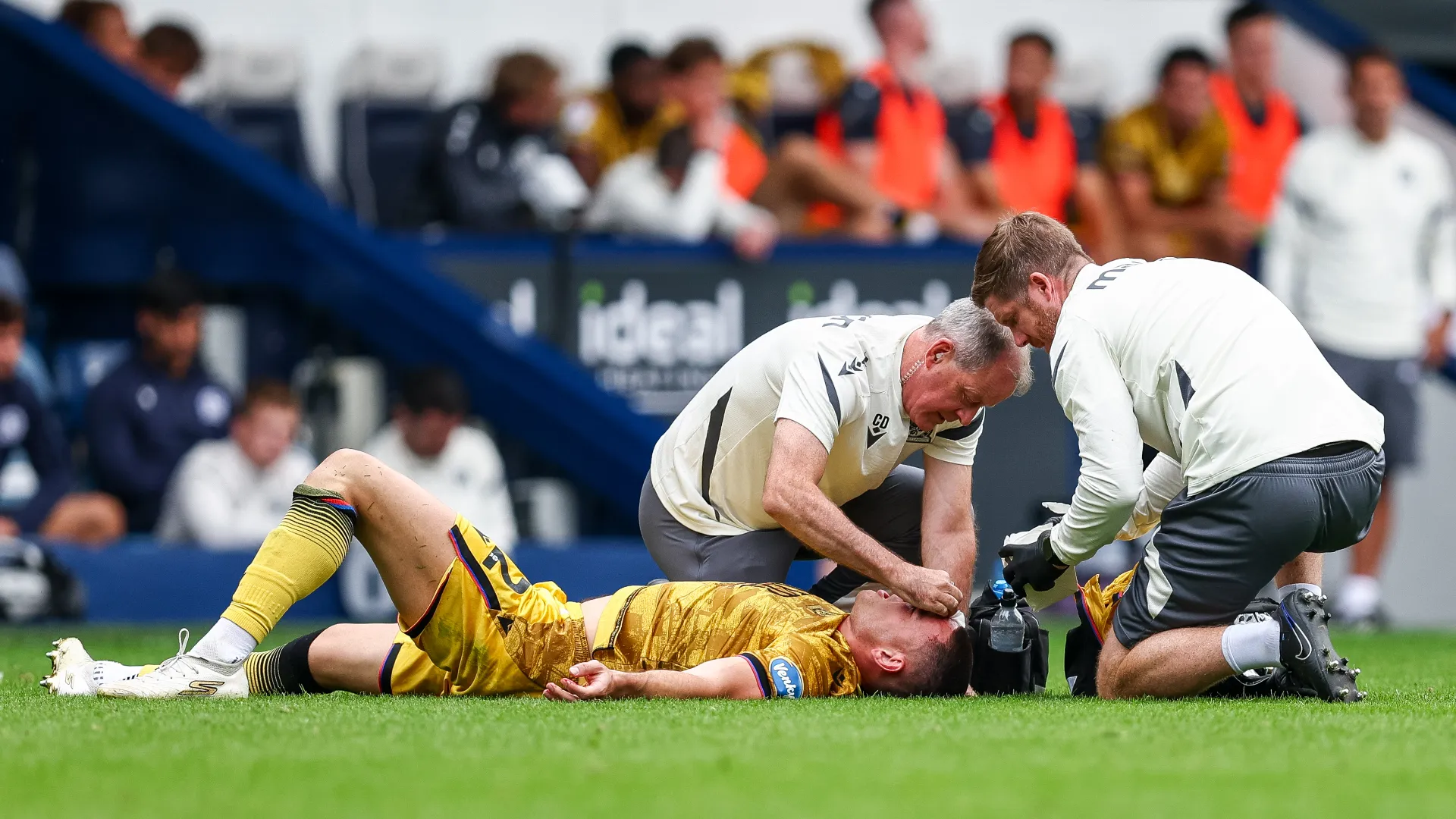 Si è immediatamente steso a terra e sono intervenuti i dottori
