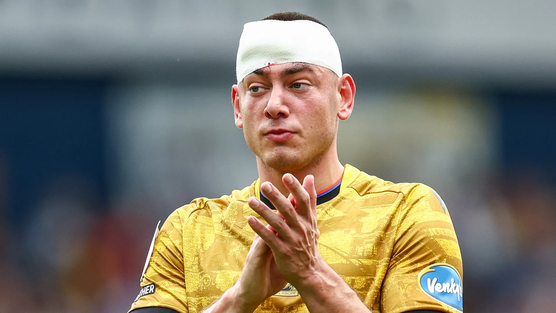 I dottori hanno applicato un bendaggio sulla testa di Lewis Miller
