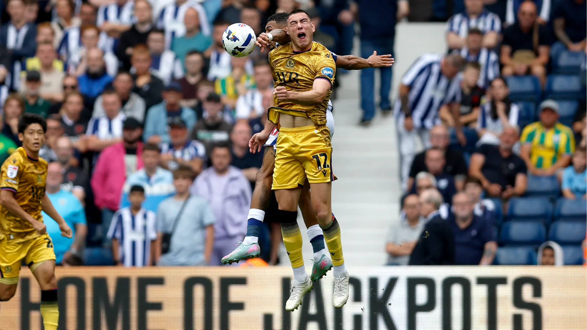 Gomitata di Karlan Grant a Lewis Miller durante un contrasto aereo
