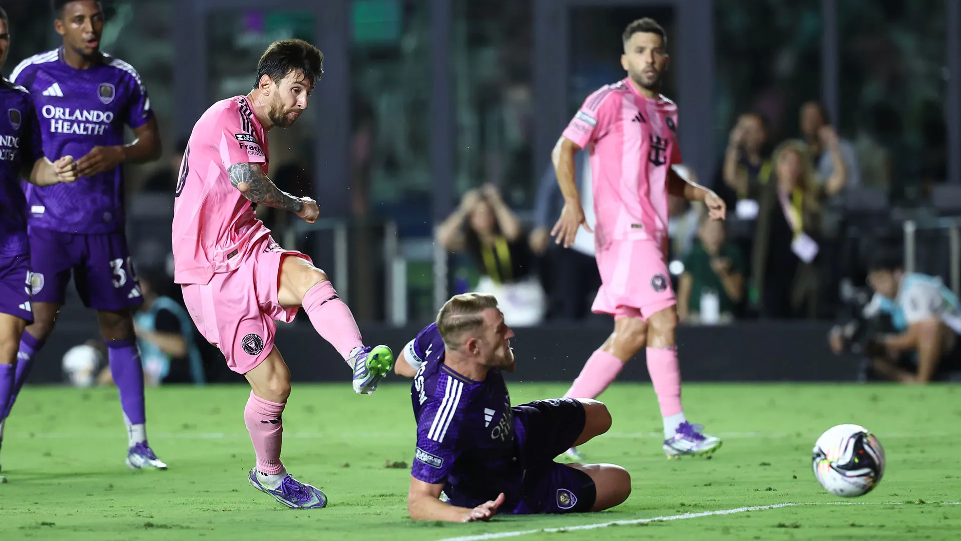 Cinque minuti dopo, l'argentino ha firmato il gol del 2-1 al termine di una splendida azione con Jordy Alba
