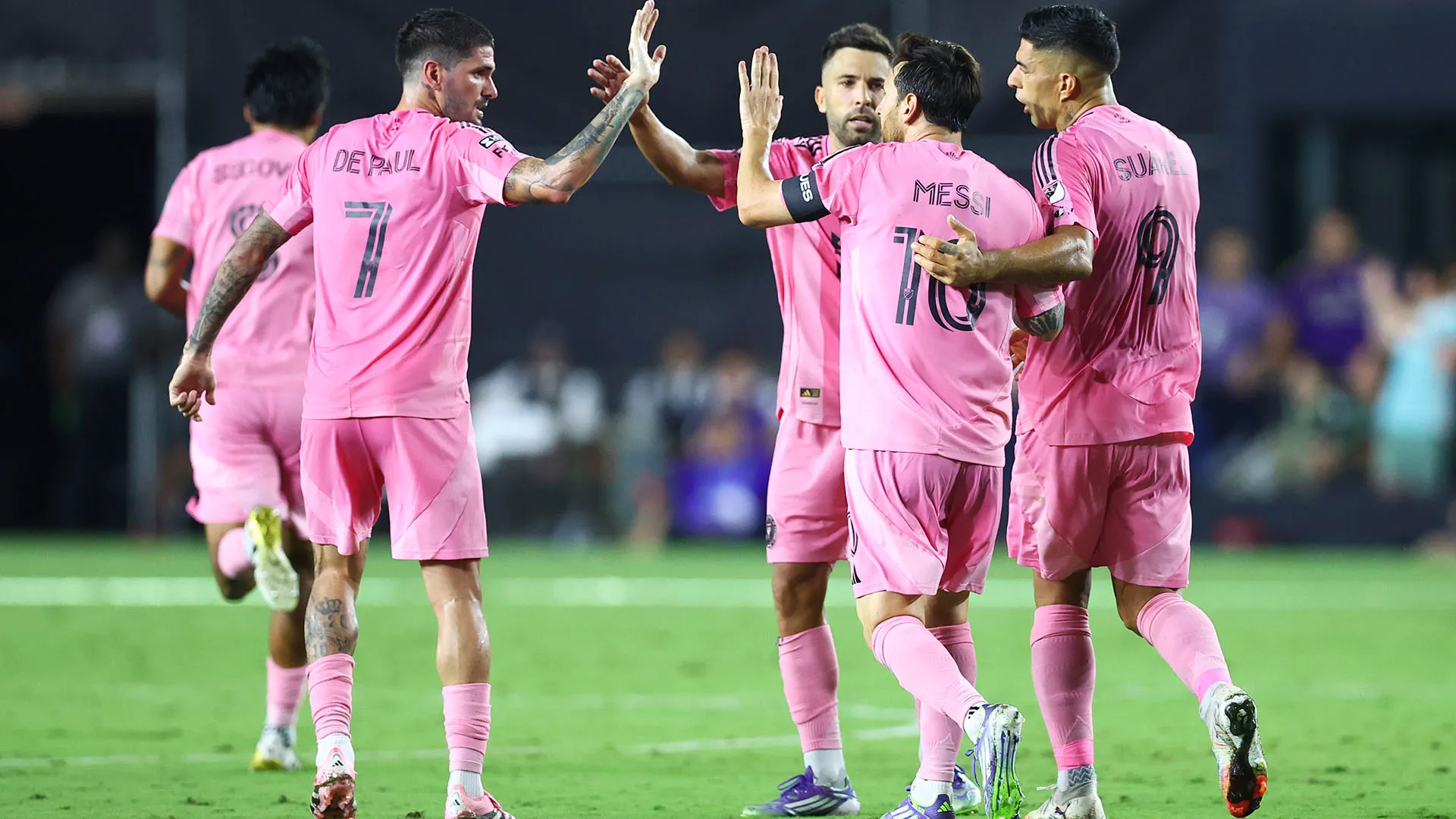 Il leggendario attaccante argentino ha segnato una doppietta e ha trascinato la squadra alla vittoria