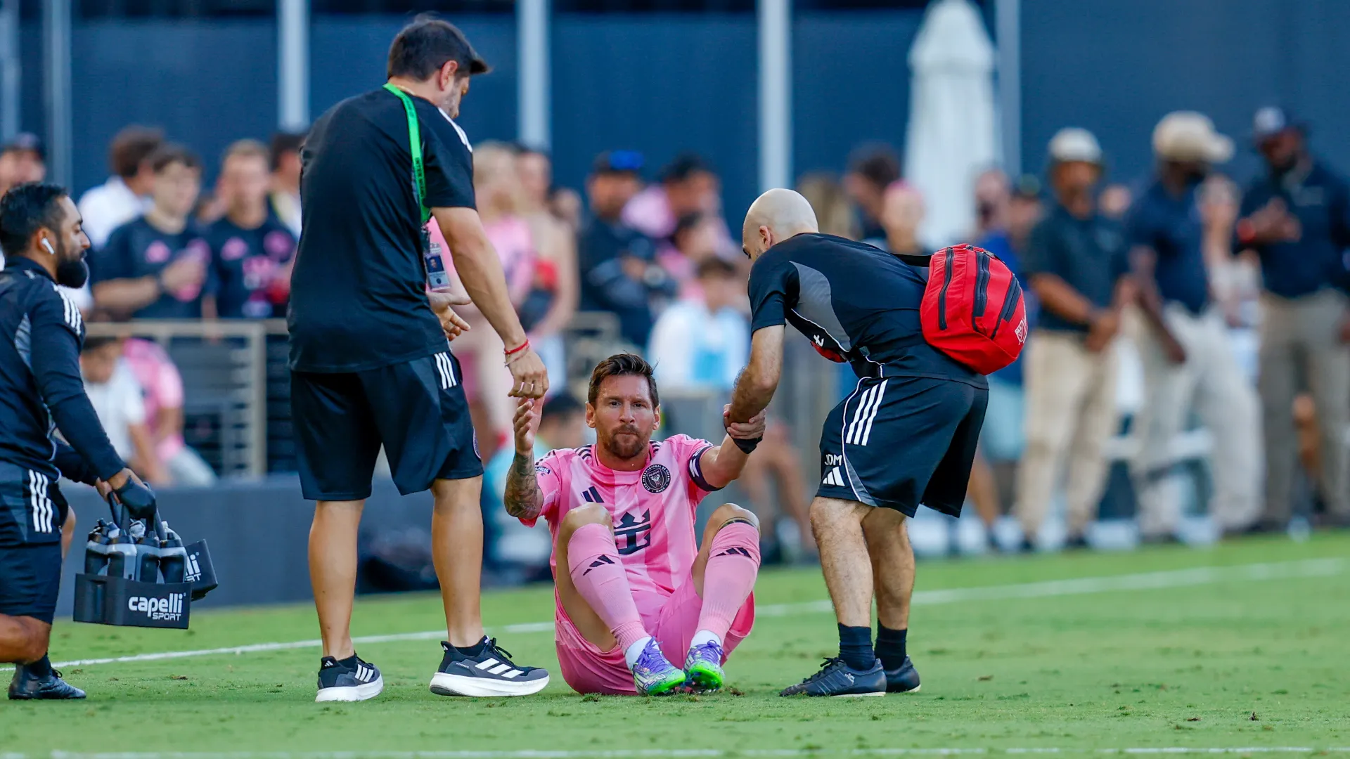 Visibilmente deluso, Lionel Messi si è accomodato in panchina
