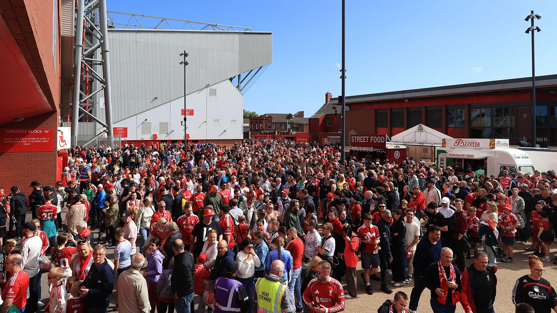 Allarme ad Anfield, tifosi nel panico evacuati: le immagini

