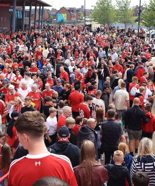 Allarme ad Anfield, tifosi evacuati nel panico generale: le immagini