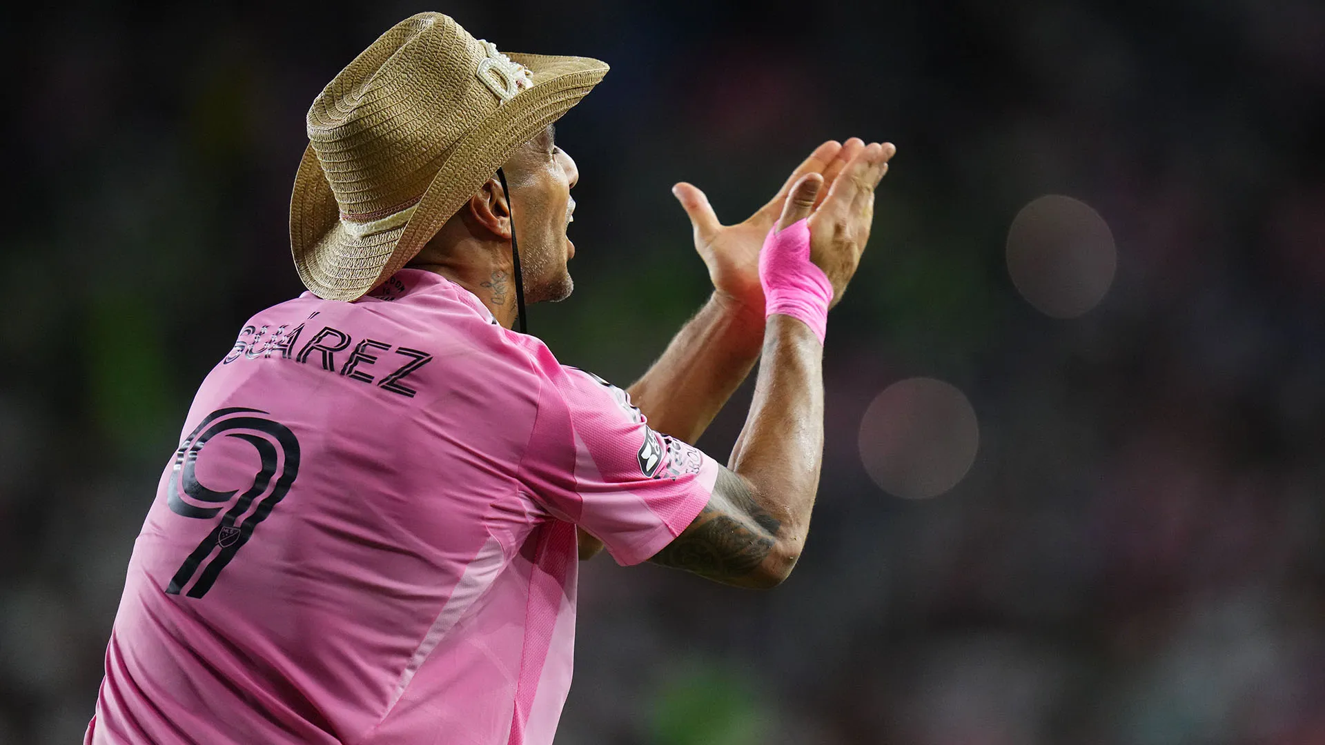 Le immagini di Luis Suarez in campo col cappello hanno fatto il giro del mondo