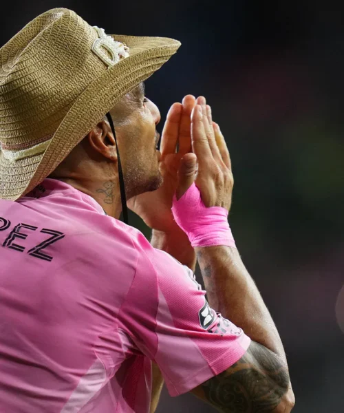 Luis Suarez sorprende tutti e gioca col cappello: le immagini