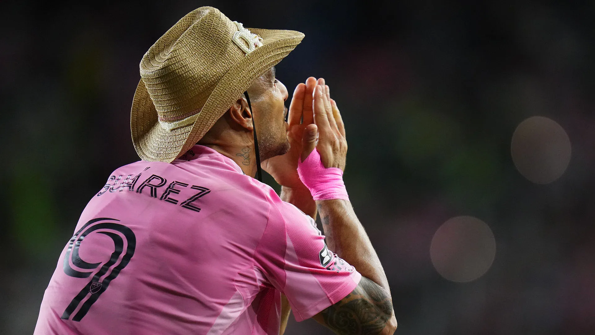 Luis Suarez sorprende tutti e gioca col cappello: le immagini