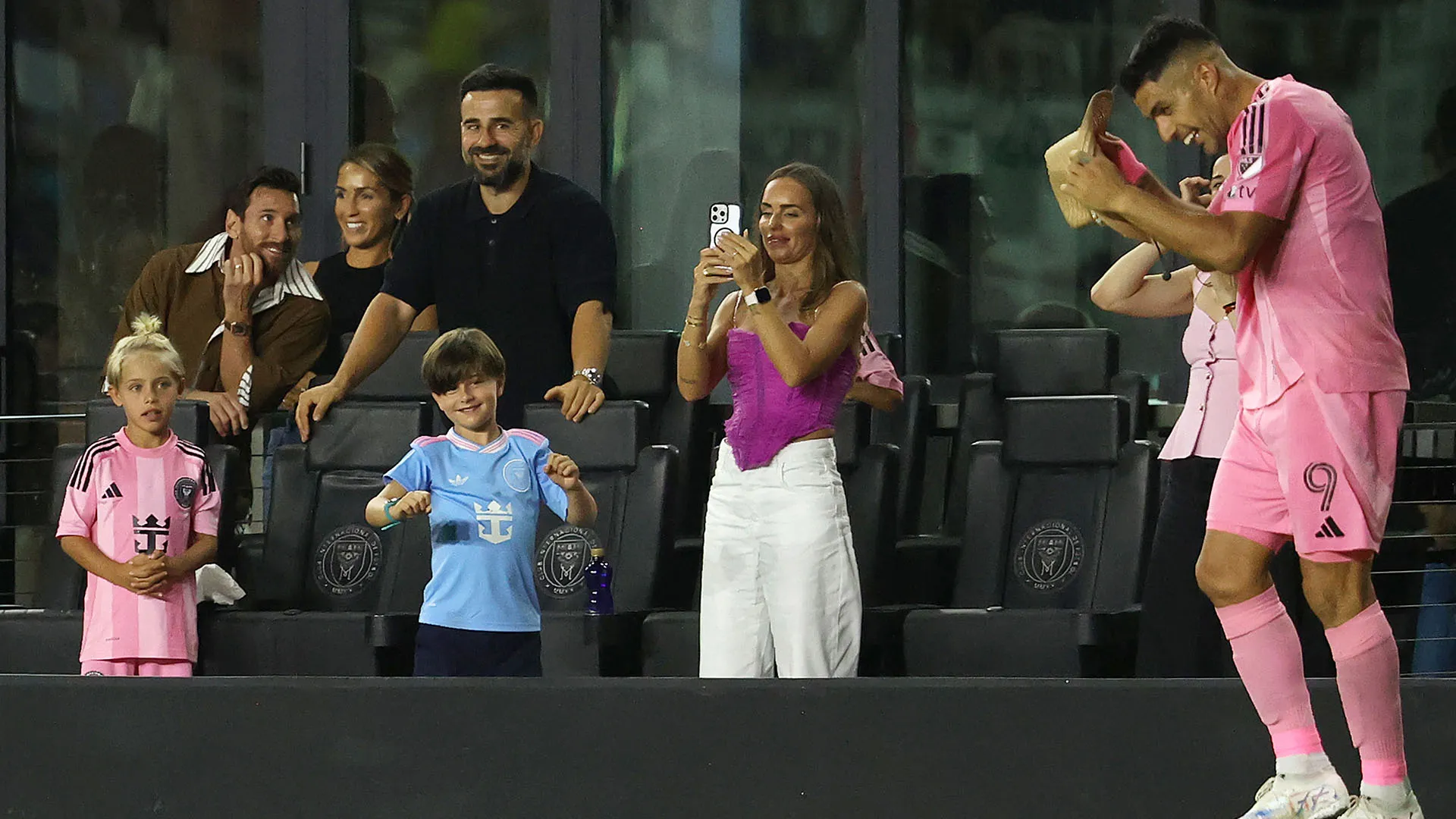 Il campione si è poi diretto verso la panchina, dove gli è stato passato un cappello...