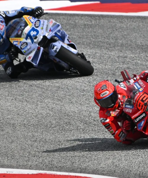 MotoGP, GP Austria: Marc Marquez batte il fratello Alex nella Sprint, Bagnaia out in lacrime