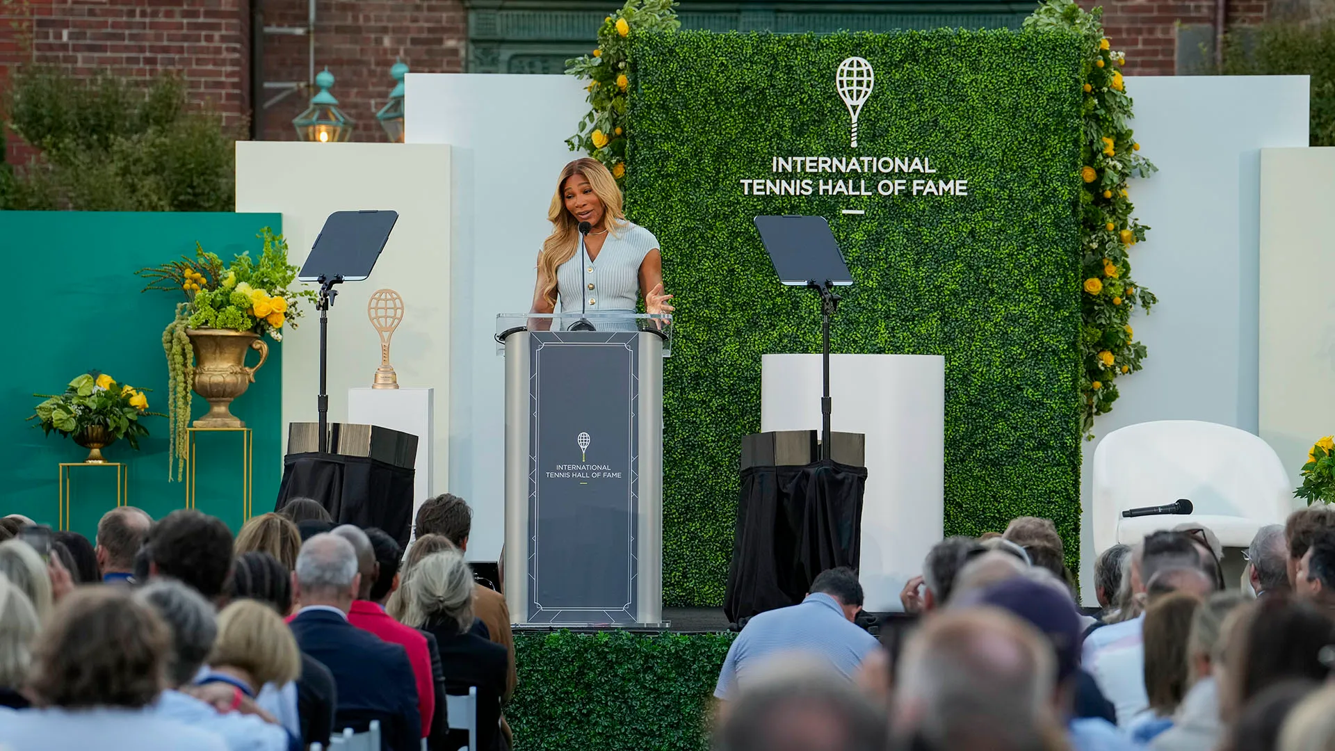 Durante la cerimonia, Maria Sharapova è stata presentata dalla rivale Serena Williams