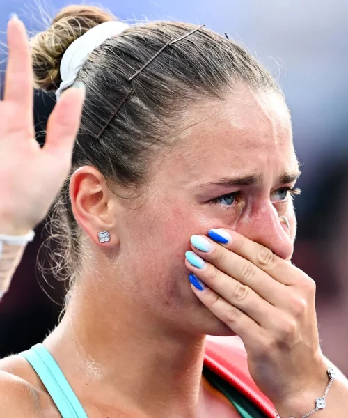 Così fa malissimo: la campionessa esce dal campo in lacrime. Le tristi immagini