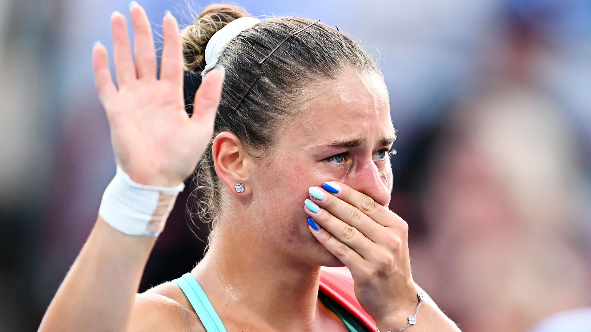 Così fa malissimo: la campionessa esce dal campo in lacrime
