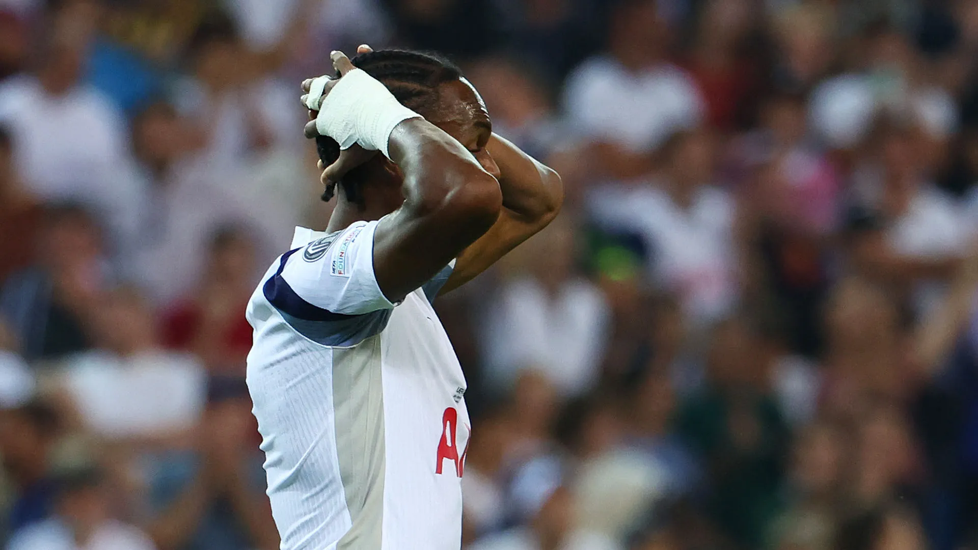"Siamo con te, Mathys" ha concluso il Tottenham
