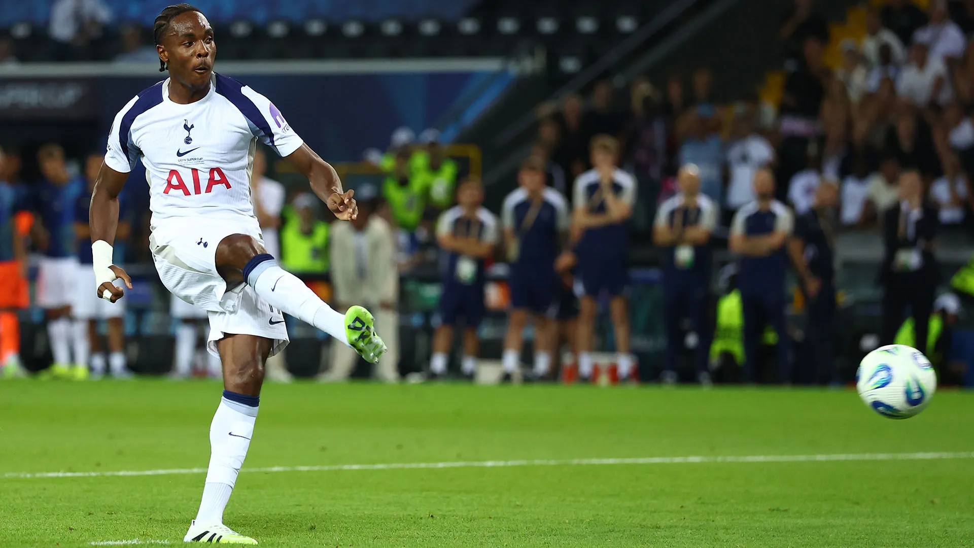 Il campione degli Spurs ha ricevuto insulti razzisti dopo la sconfitta contro il PSG
