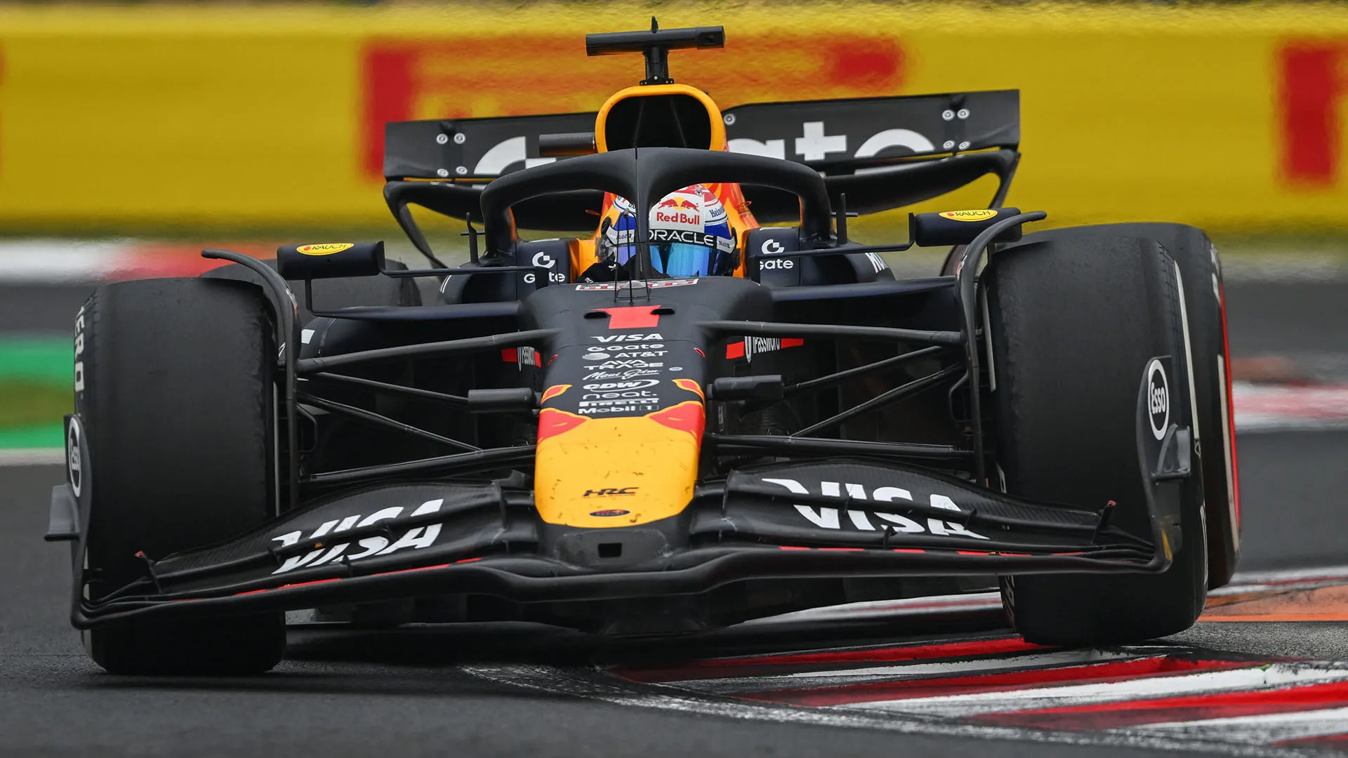 In curva 5 Hamilton è andato largo, permettendo a Verstappen di sorpassarlo