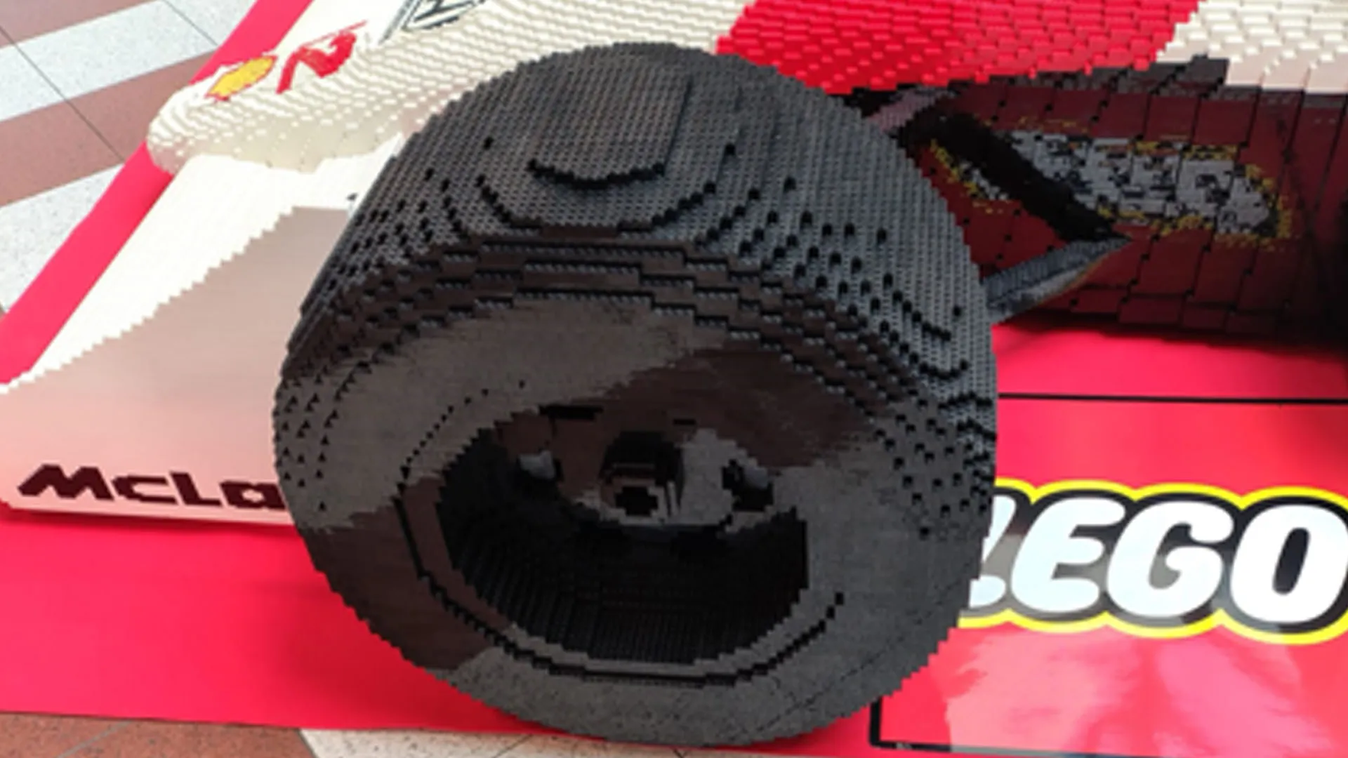 ... e in questo caso costruita con i mattoncini della Lego