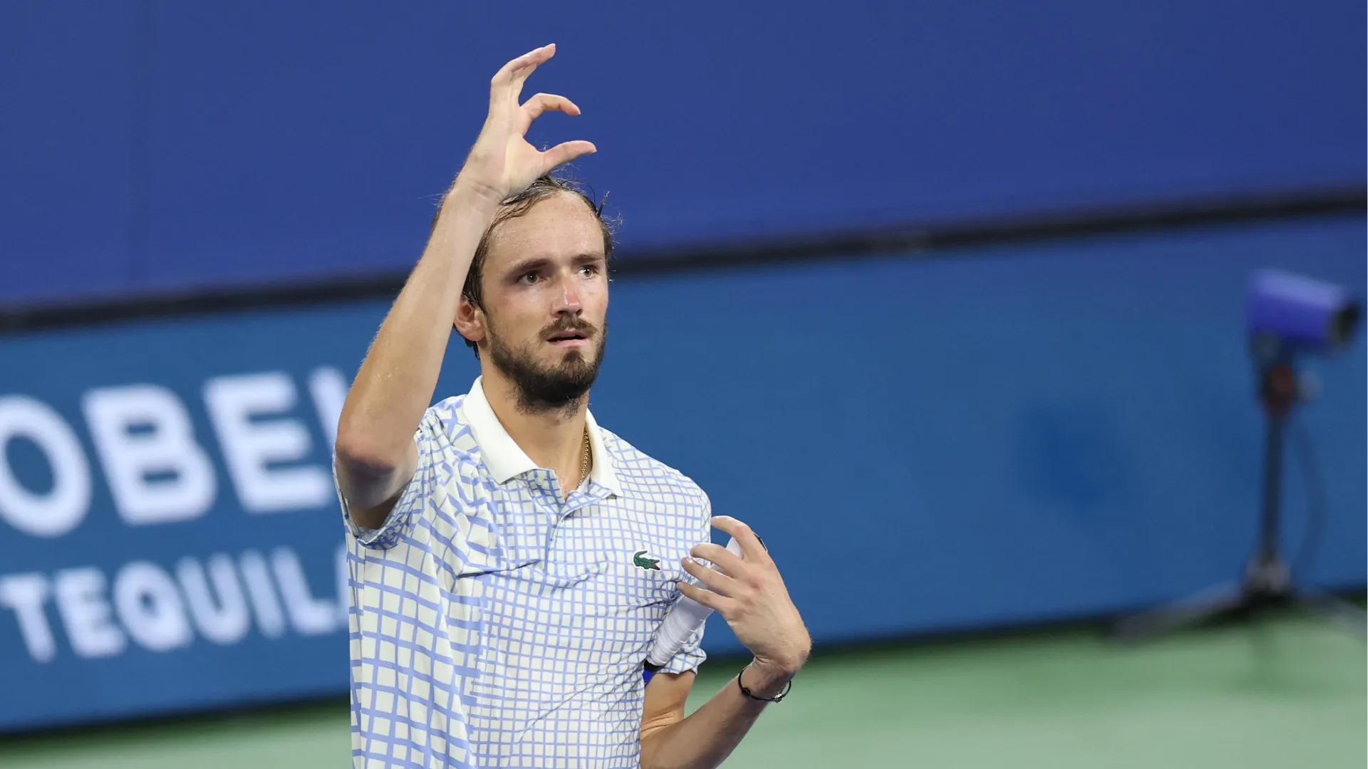Il tennista moscovita ha vinto i due successivi set, ma ha poi perso l'ultimo, venendo sconfitto dopo quasi 4 ore di battaglia
