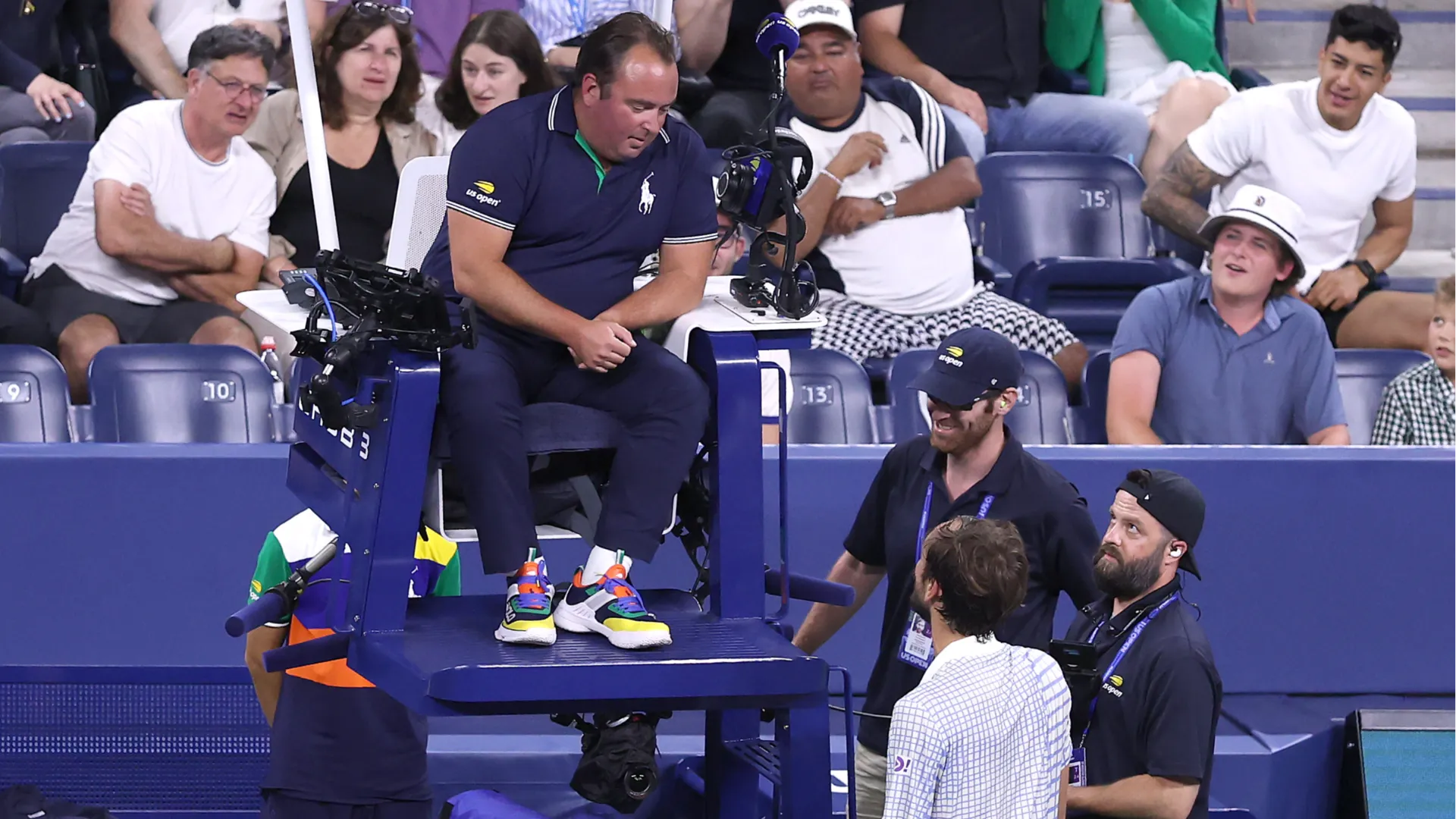 Una partita ricca di colpi di scena, con Medvedev che ha annullato un match point al terzo set, dopo aver scatenato una contestazione per una decisione dell'arbitro