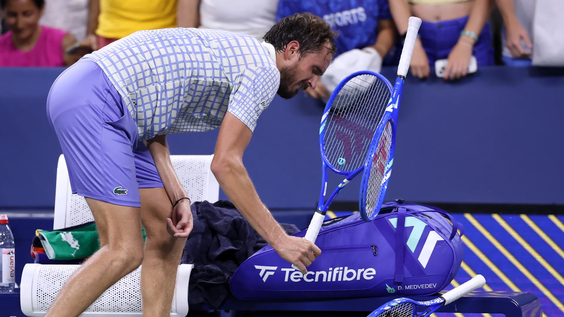 Il tennista russo, protagonista di un anno deludente, ha sbattuto ripetutamente la racchetta a terra