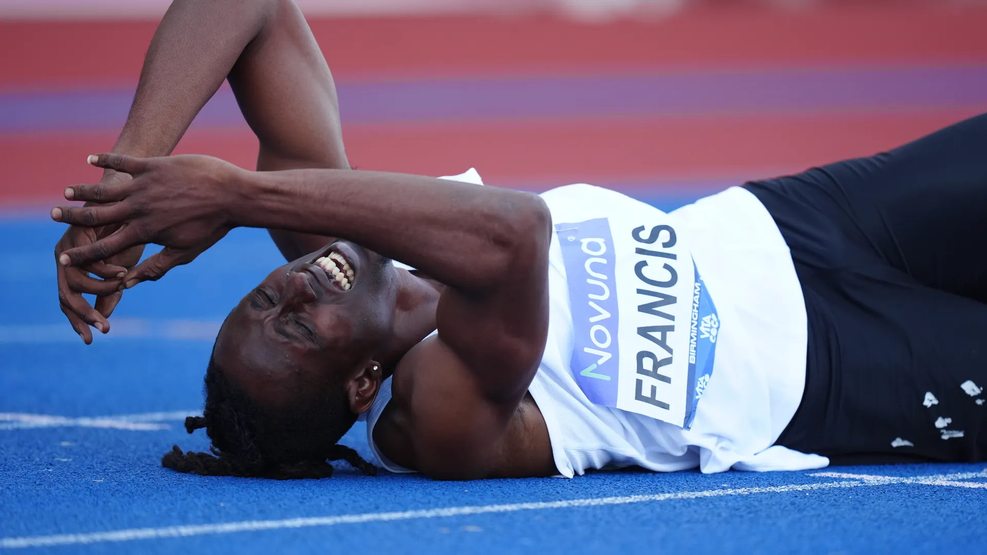 Miguel Francis si è infortunato durante la semifinale dei 100 metri del Novuna UK Athletics Championships 2025
