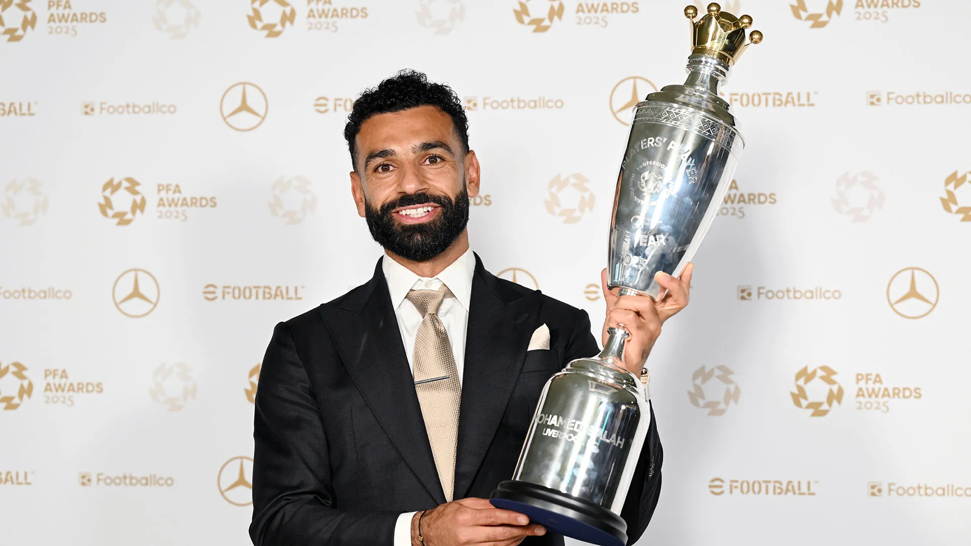 L'ex Fiorentina e Roma è diventato il primo calciatore a vincere il premio per la terza volta