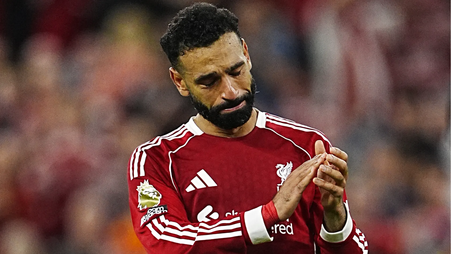 Salah si è voluto godere l'intero coro dei tifosi dal campo

