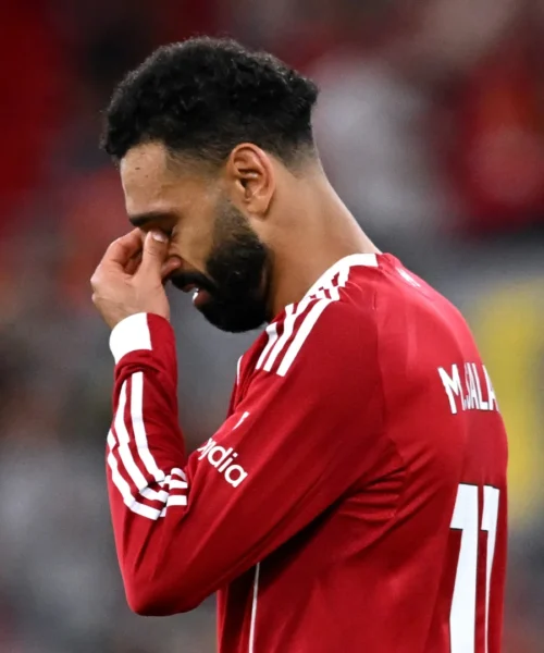Mohamed Salah scoppia a piangere in campo: le foto