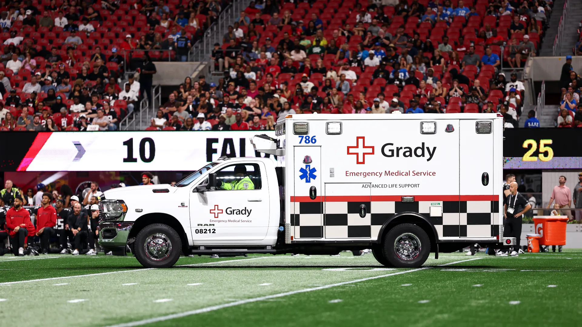 Ambulanza in campo, i giocatori pregano per Morice Norris
