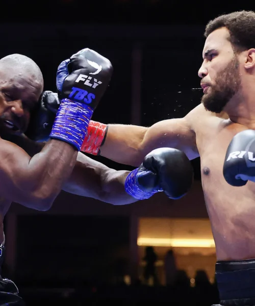 Il ‘nuovo Mike Tyson’ manda ko l’avversario in due minuti: le foto